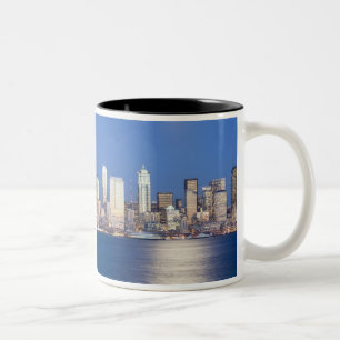 WA, Seattle, skyline van Seattle en Elliott Bay, 2 Tweekleurige Koffiemok