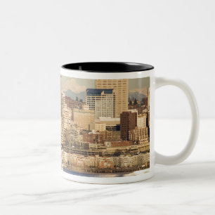 WA, Seattle, skyline van Seattle en Elliott Bay Tweekleurige Koffiemok