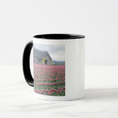 WA, Skagit Valley, Tulip Field en Barn Mok (Voorkant links)