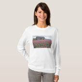 WA, Skagit Valley, Tulip Field en Barn T-shirt (Voorkant volledig)