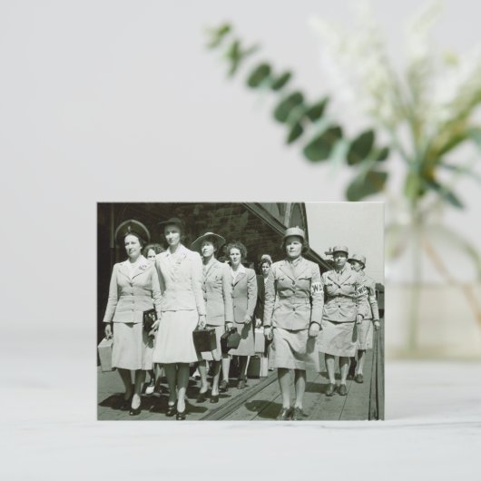 WAAF Recruits Marching 1942 Briefkaart (Staand voorkant)