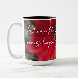 Waar bloemen bloeien tweekleurige koffiemok