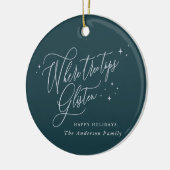 Waar boombomen topjes glinsteren kerstvakantie keramisch ornament (Links)