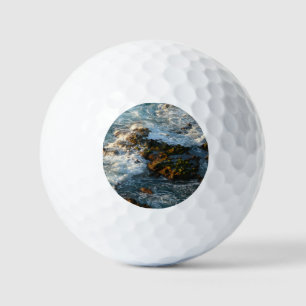 Waar de oceaan de rotsen ontmoet golfballen