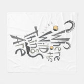 Waar de Wilde Dingen Grafisch Citaat zijn Fleece Deken (Voorkant (Horizontaal))