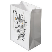 Waar de Wilde Dingen Grafisch Citaat zijn Medium Cadeauzakje (Achterkant Gekanteld)