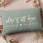 Waar het allemaal begon Script Dusty Green Coordin Kussen<br><div class="desc">Moderne, chique script typografie ontwerp lezen 'Waar het allemaal begon' over uw aangepaste coördinaten van de plaats waar u uw geliefde ontmoet. Geweldig cadeau voor Valentijnsdag, voor pasgetrouwden, of (bruiloft) jubileum. Zowel romantisch als trendy stijlvol, onze boerderij stijl stoffig groen en ivoren crème kussen beschikt over de breedtegraad en lengtegraad...</div>