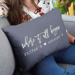 Waar het allen de Blauwe Coördinaten van de Zeemac Kussen<br><div class="desc">Moderne, chic script typografie design 'Waar alles begon' over je aangepaste coördinaten van de plek waar je je dierbaard ontmoette. Geweldig geschenk voor Valentijnsdag, voor nieuwigheden, of (bruiloft) verjaardag. Zowel romantisch als trendy stijlvol, onze jachtblauw en ivoorcrèmekussen in boerenstijl zijn voorzien van de lengte en breedtegraad van uw speciale plek...</div>