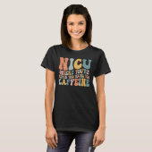 Waar je nooit te jong bent voor cafeïne NICU T-shirt (Voorkant volledig)