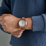 Waardig mannen-horloge met bruine leren band horloge<br><div class="desc">Waardig mannen-horloge met bruine lederen band. Elegant Romeins numeriek horloge met bruine leren band. Creëer uw eigen fancy horloge voor hem. Klassiek tijdstuk met Romeinse cijfers, naam, datum en aangepaste achtergrondkleur. Mooie souvenir cadeau idee voor mannen trouwen, met pensioen gaan of andere gelegenheden. Maak je eigen chique uurwerk voor geëerde...</div>