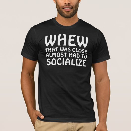 WAAROM DAT BIJNA DICHT WAS, MOEST HET SOCIALISEREN T-SHIRT (Voorkant)