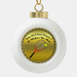 Waarom hou ik van tennis. Het maakt me warm (goud) Keramische Bal Ornament