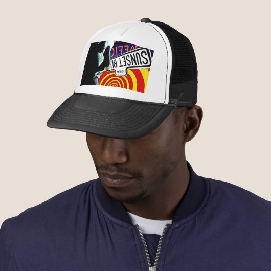 "WAAROM" TRUCKER PET (In situ)