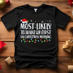 Waarschijnlijk WORDT HIJ EERSTE KERSTMORGEN WAKKER T-shirt<br><div class="desc">Grappige volwassen bijpassende familie T-shirts. Draag met Kerstmis, Kerstfeest, of geef als cadeau. Unisex T-shirt. Hoogwaardige t - shirts worden geleverd in uw keuze van verschillende "Most Likely To"-gezegden. De meeste kans om kerstfilms C te kijken - de meeste kans om alle koekjes D te eten - de meeste kans...</div>