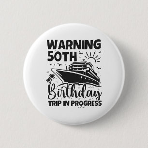 Waarschuwing 50ste verjaardag reis in uitvoering 5 ronde button 5,7 cm
