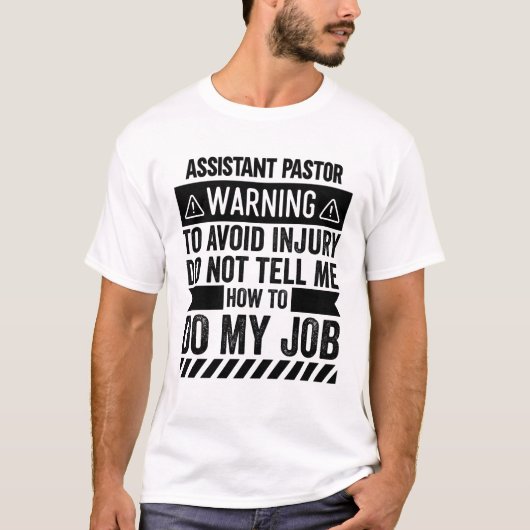 Waarschuwing assistent pastor t-shirt (Voorkant)