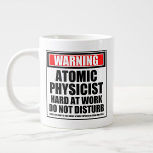 Waarschuwing atoomfysicus hard op het werk grote koffiekop