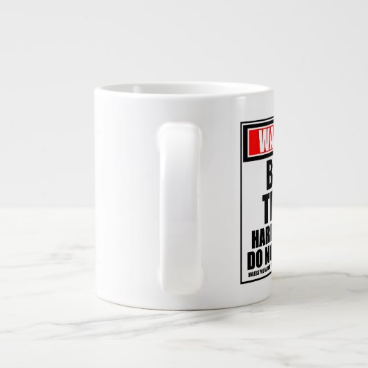 Waarschuwing bankverkoper hard op het werk stoort  grote koffiekop (Achterkant)