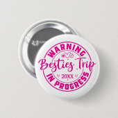 Waarschuwing Besties Trip in Progress Magenta op w Ronde Button 5,7 Cm (Voorkant /achterkant)