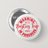 Waarschuwing Besties Trip in uitvoering Rood op wi Ronde Button 5,7 Cm (Voorkant /achterkant)
