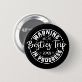 Waarschuwing Besties Trip in uitvoering Wit op zwa Ronde Button 5,7 Cm (Voorkant /achterkant)