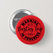 Waarschuwing Besties Trip in uitvoering Zwart op R Ronde Button 5,7 Cm (Voorkant /achterkant)