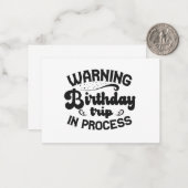 Waarschuwing Birthday Trip in Progress Funny Cruis Notitiekaartje (Voorkant / Achterkant in situ)