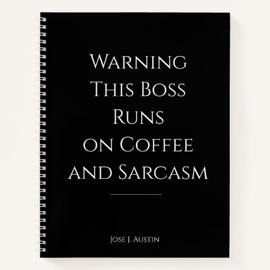Waarschuwing Deze baas draait op koffie en sarcasm Notitieboek (Voorkant)
