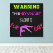 Waarschuwing Deze gymnast staat op het punt om uit Canvas Afdruk (Insitu (Houten vloer))