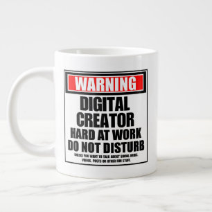 Waarschuwing digitale creator hard op het werk grote koffiekop