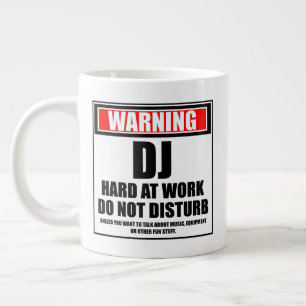 Waarschuwing DJ hard op het werk stoort niet Grote Koffiekop