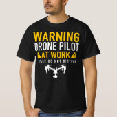 Waarschuwing: dronepiloot op het werk - stoort nie t-shirt (Voorkant)