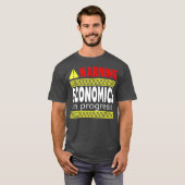 Waarschuwing economen in stand gehouden academisch t-shirt (Voorkant volledig)