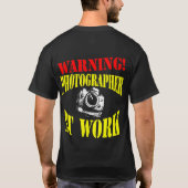 WAARSCHUWING! Fotograaf op het werk - donkere Shir T-shirt (Achterkant)