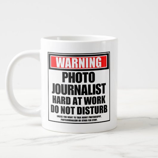 Waarschuwing fotojournalist hard op het werk grote koffiekop (Links)