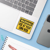 Waarschuwing Gebruik Op Eigen Risico Sticker (Laptop met iPhone)