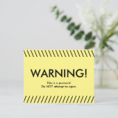 Waarschuwing! Grappig geel briefkaart over briefka (Staand voorkant)