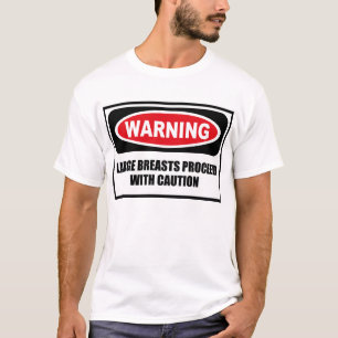 WAARSCHUWING GROTE BREASTS PROCES MET VOORZICHTIGE T-SHIRT