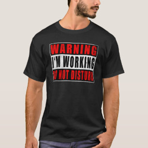 Waarschuwing ik werk stoort geen grappige offertes t-shirt