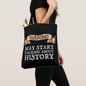 Waarschuwing! Kan beginnen met praten over geschie Tote Bag (Dichtbij)