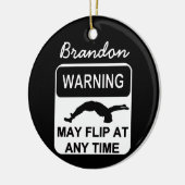 Waarschuwing kan het ornament van de jongetgymnast (Links)