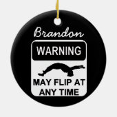 Waarschuwing kan het ornament van de jongetgymnast (Achterkant)