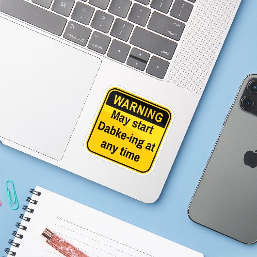 Waarschuwing kan op elk moment beginnen met dabke- sticker (Laptop met iPhone)