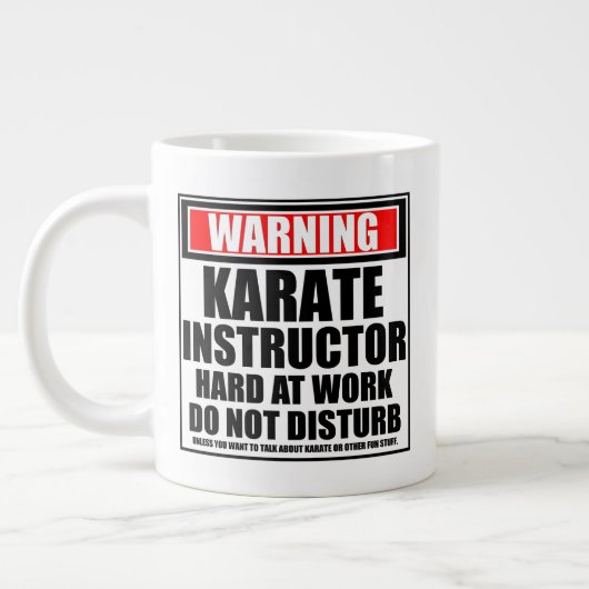 Waarschuwing Karate-instructeur hard aan het werk Grote Koffiekop (Links)