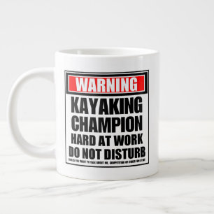 Waarschuwing Kayaking Champion hard op het werk Grote Koffiekop