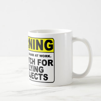 WAARSCHUWING Let op vliegende objecten! Koffiemok