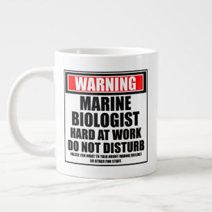Waarschuwing marinebioloog hard op het werk grote koffiekop