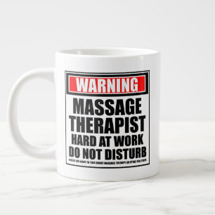 Waarschuwing massagetherapie hard op het werk grote koffiekop