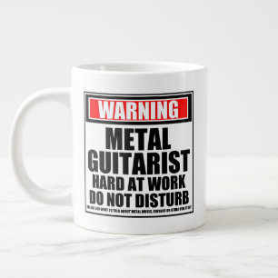 Waarschuwing metaalgitarist hard op het werk grote koffiekop