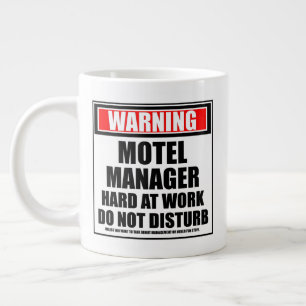Waarschuwing Motel Manager hard op het werk stoort Grote Koffiekop